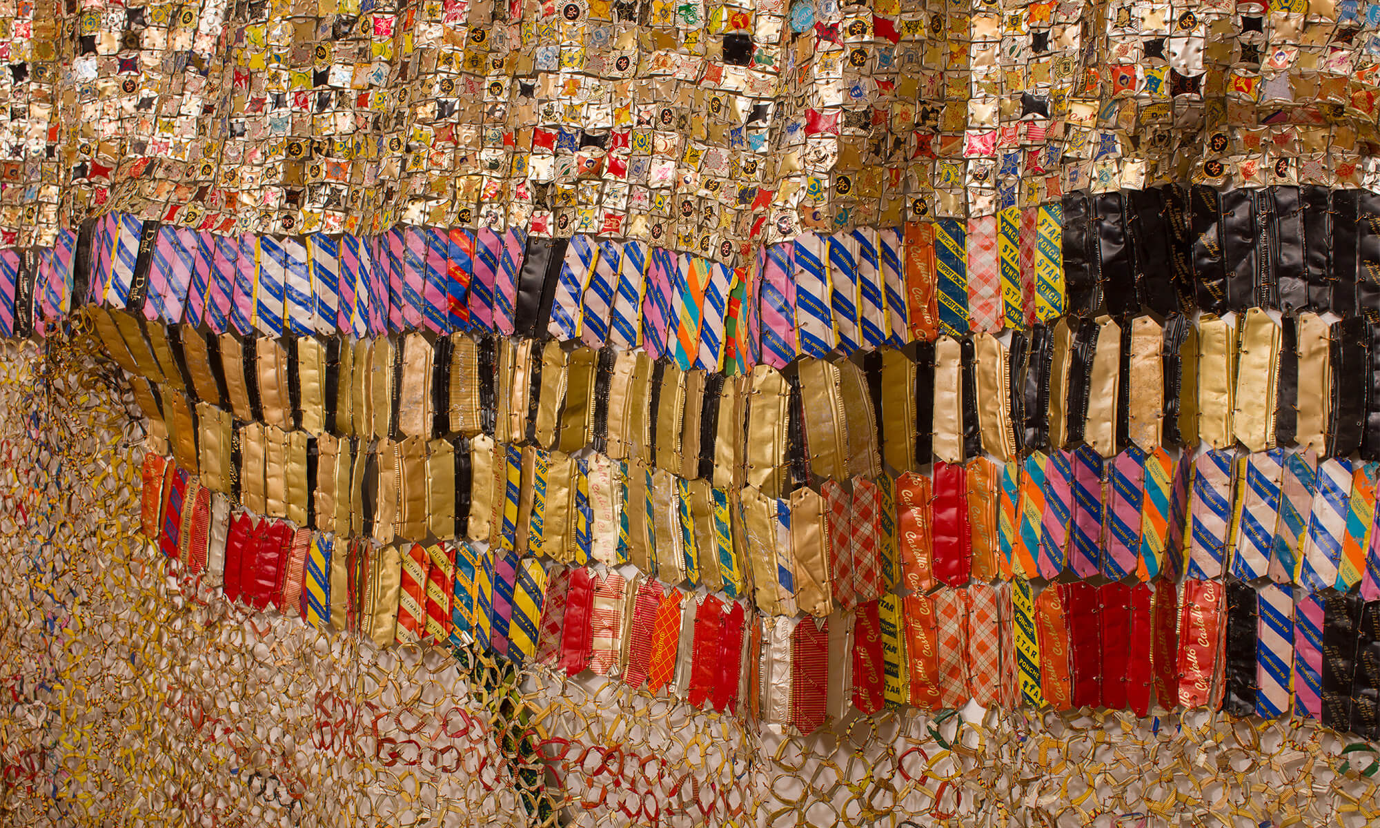 La fachada de la Talbot Rice Gallery de Edimburgo estará cubierta por un tapiz escultórico de El Anatsui, de metal recuperado, hasta el 29 de septiembre 